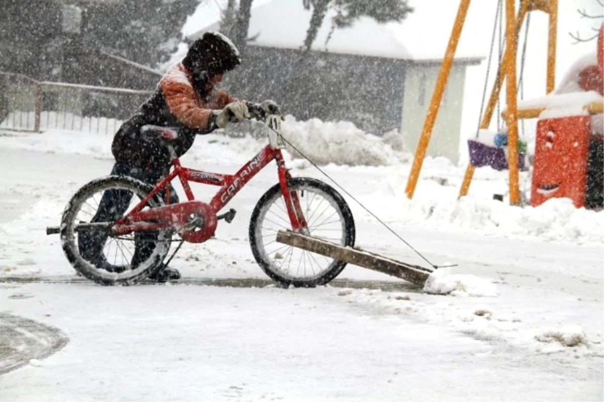 Bisikletli Kar Küreme" Çalışması