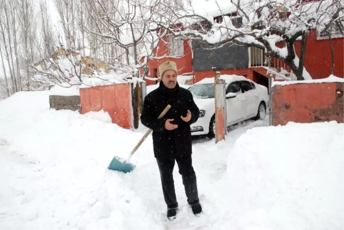 Bitlis\'te Kar 312 Köy Yolunu Ulaşıma Kapattı