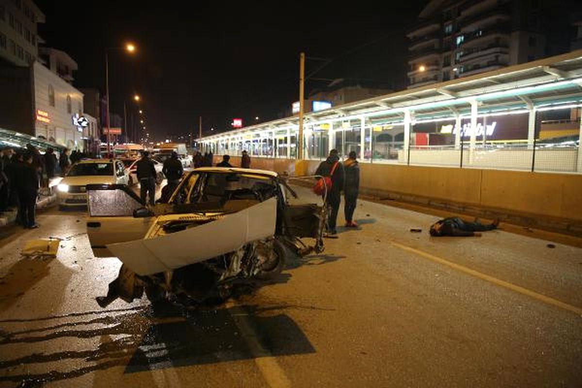 Bursa\'da Metro Duvarına Çarpan Otomobilde 2 Kişi Ağır Yaralandı