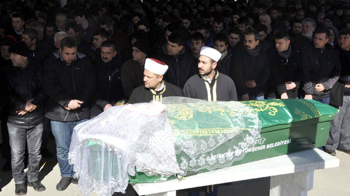 Burun Ameliyatında Beyin Kanaması Geçirerek Ölen Kübra Toprağa Verildi