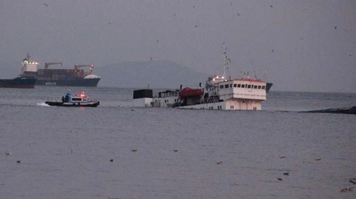 Dha İstanbul - Zeytinburnu Açıklarında Su Alan Geminin Büyük Bölümü Denize Gömüldü
