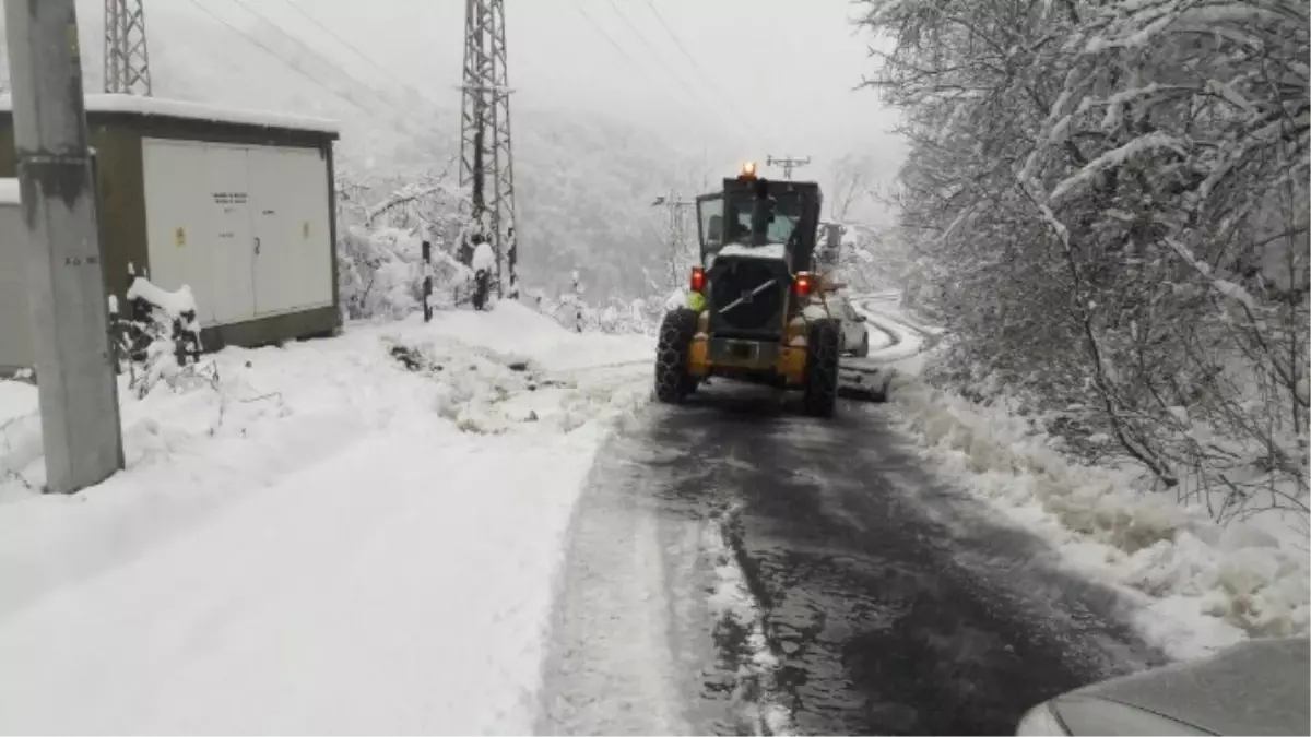 Düzce\'de 15 Köyün Yolu Kar Nedeniyle Kapalı