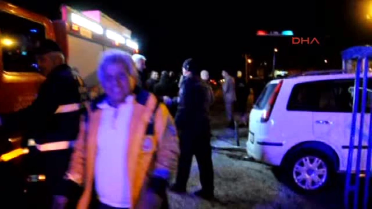 Gaziantep - Çadır Kent Bariyerlerine Çarpan Otomobilin Sürücüsü Yaralandı
