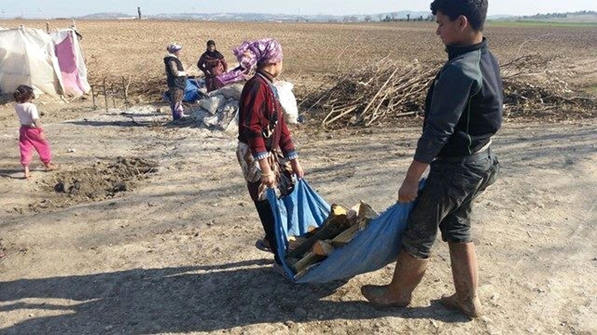Isınmak İçin Kıyafetlerini Yakan Suriyelilere Odun Yardımı
