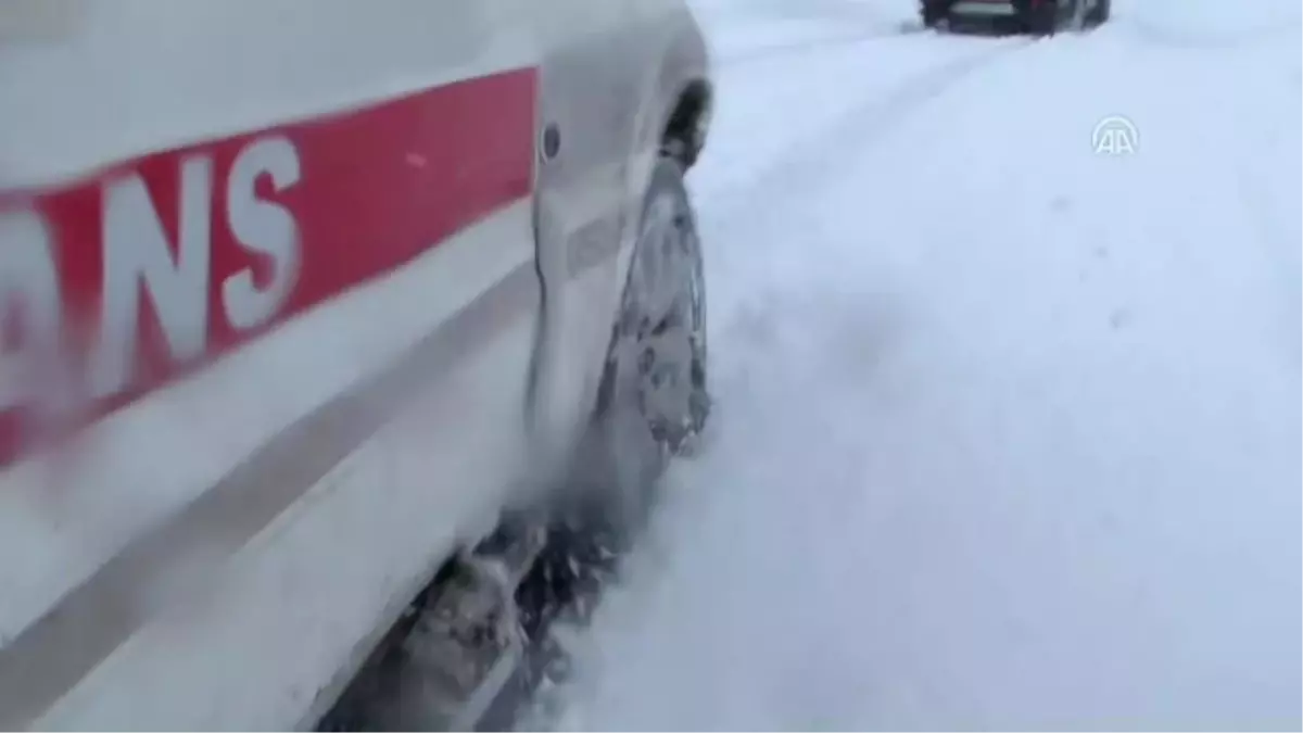 Kar Geçit Vermeyince Hastaya Yürüyerek Ulaştılar