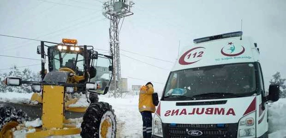 Karda Kalan Ambulansı, Belediye Ekipleri Hastaya Ulaştırdı