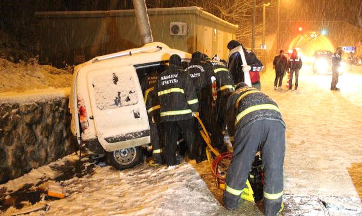 Karlı Yolda Kontrolden Çıkan Araç Direğe Çarptı: 2 Ölü 1 Yaralı