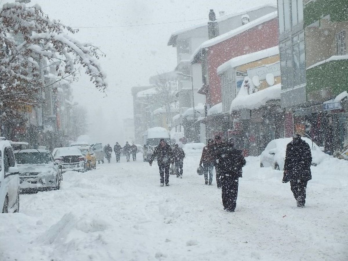 Malazgirt\'te Kar Köy Yollarını Ulaşıma Kapattı