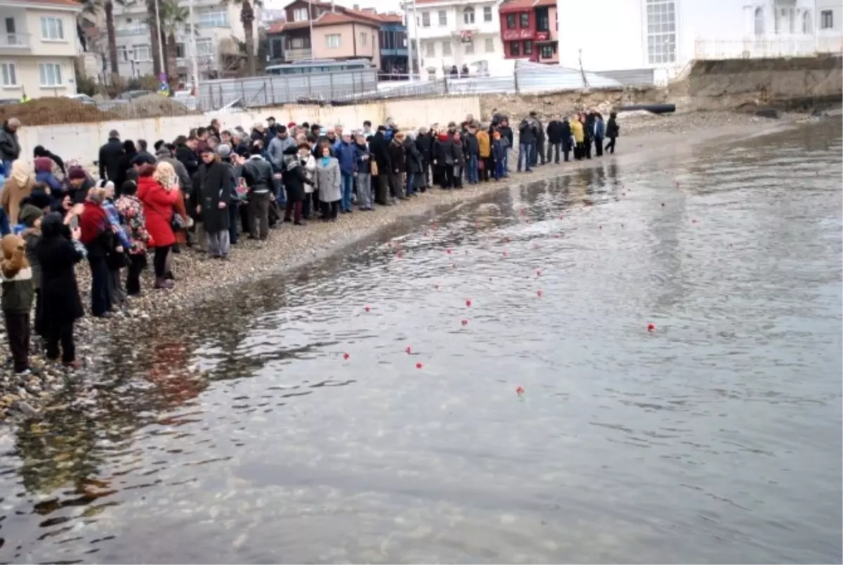 Mübadiller Denize Karanfil Bıraktı