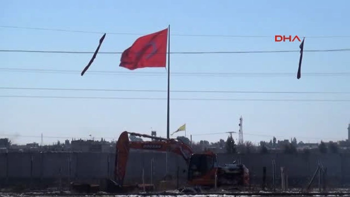 Şanlıurfa Akçakale\'nin Suriye Sınırına Dev Bayrak Asıldı