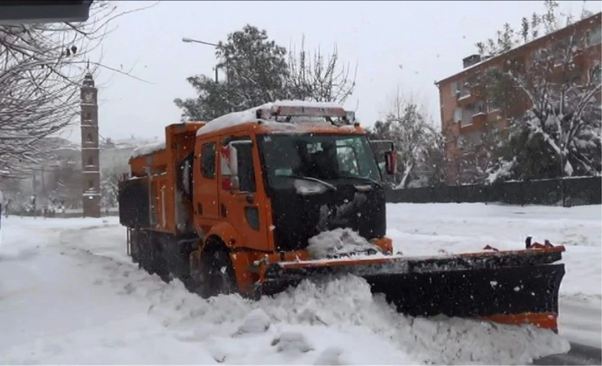 Siirt\'te 180 Köy Yolu Ulaşıma Kapandı