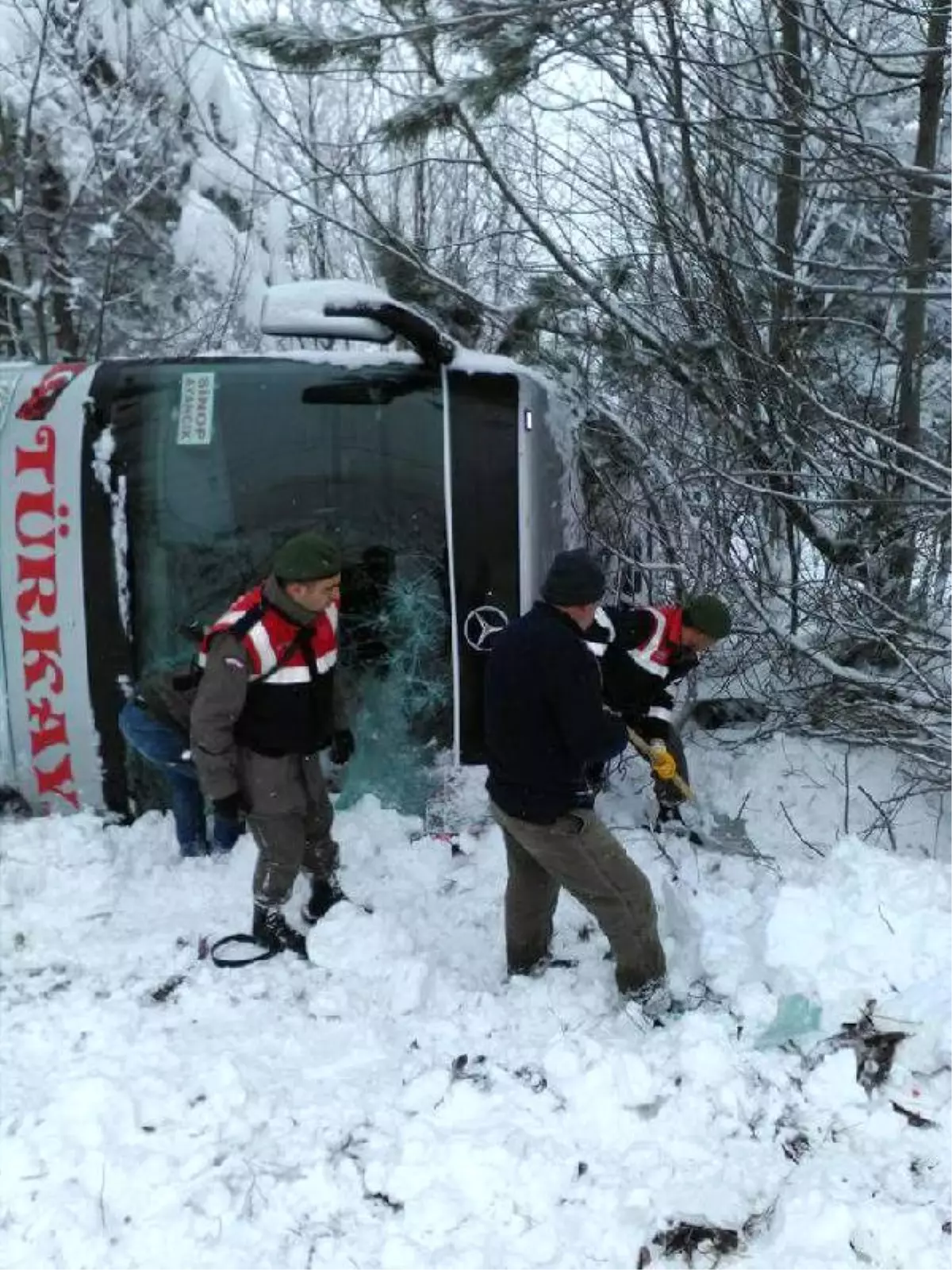 Sinop\'ta Otobüs Uçuruma Yuvarlandı: 1 Yaralı