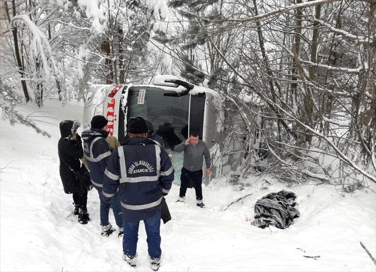 Sinop\'ta Yolcu Otobüsü Şarampole Devrildi: 1 Yaralı