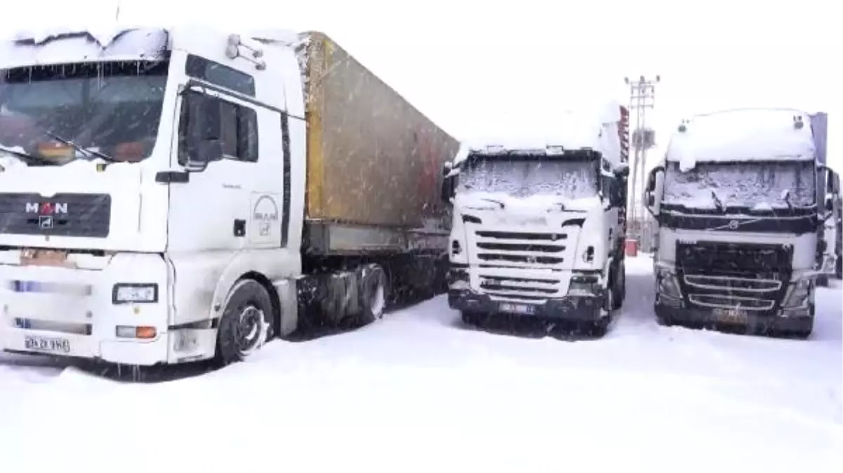 Tendürek Dağı Geçişi Kardan Kapandı Tır\'lar Mahsur Kaldı