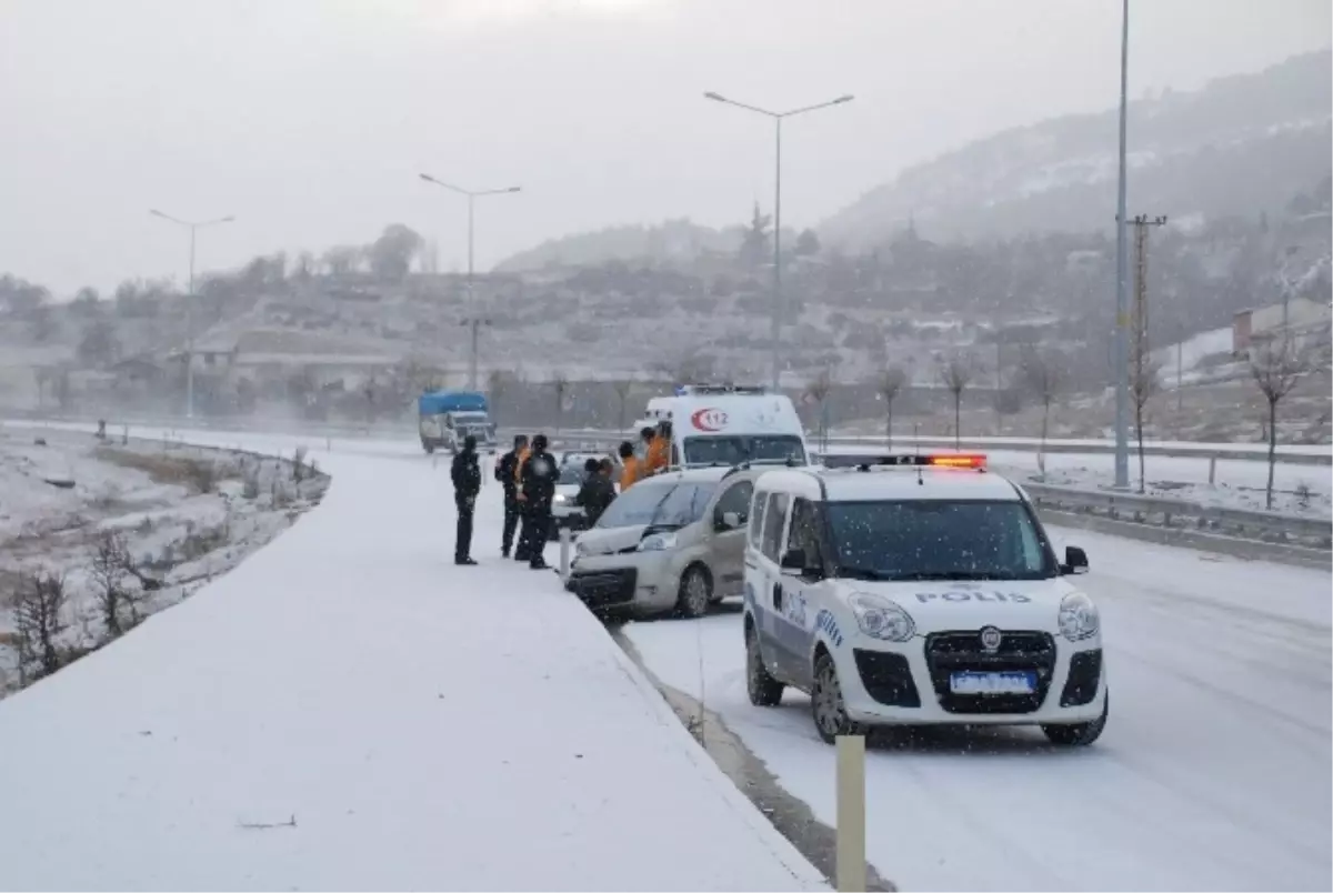 Tokat\'ta Kar Yağışı ve Buzlanma Kazalara Yol Açtı