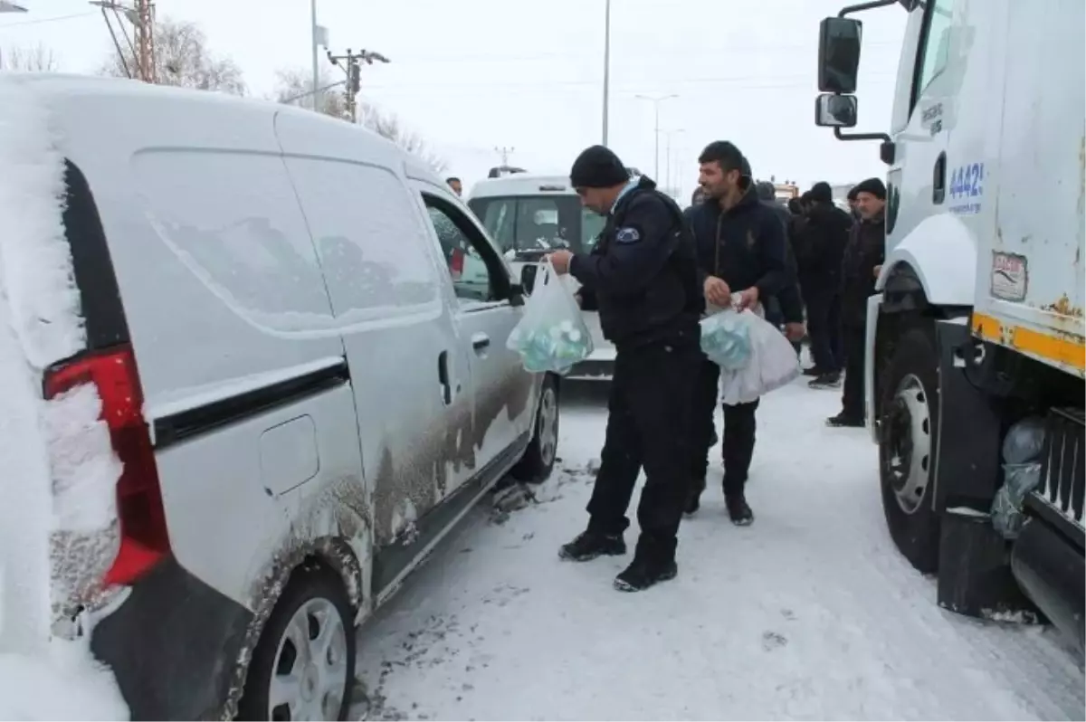 Tutak Kaymakamlığı Tarafından Mahsur Kalan Yolculara Yiyecek İkramı Yapıldı