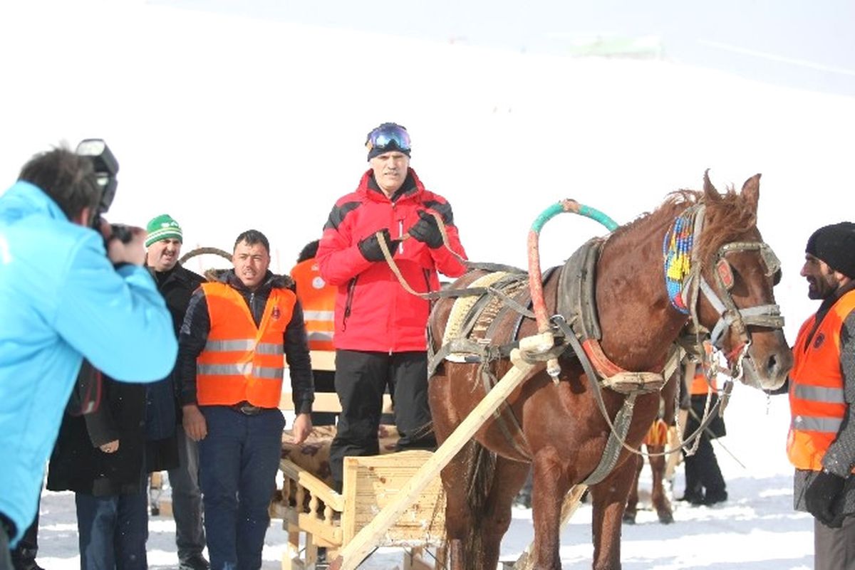 Uludağ\'da Kızaklı At Yarışları Nefes Kesti, Snowboard Yarışları İlgiyle İzlendi