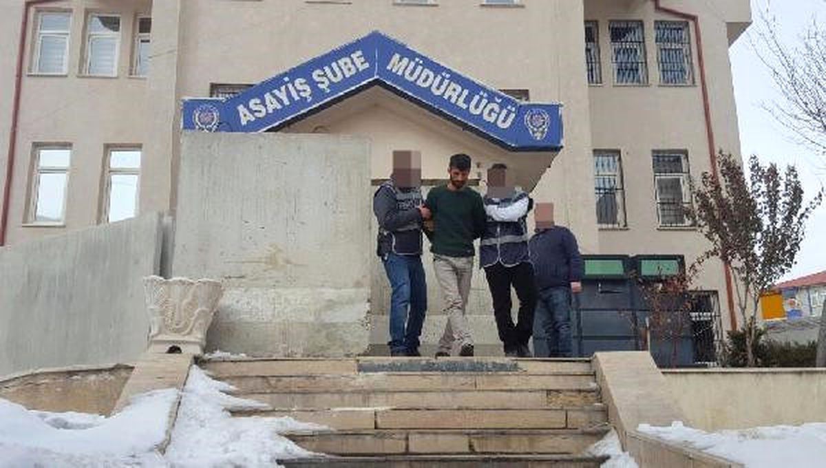 Van\'da Eşini Bıçaklayarak Öldüren Şüpheli Polise Teslim Oldu