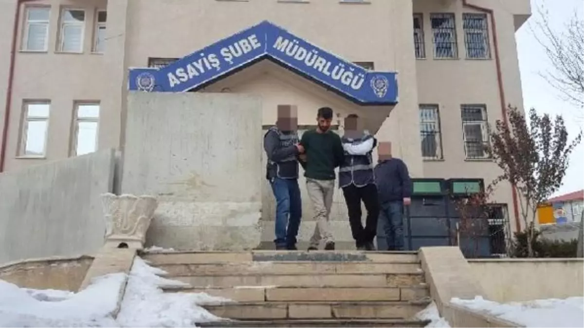 Van\'da Eşini Bıçaklayarak Öldüren Şüpheli Polise Teslim Oldu