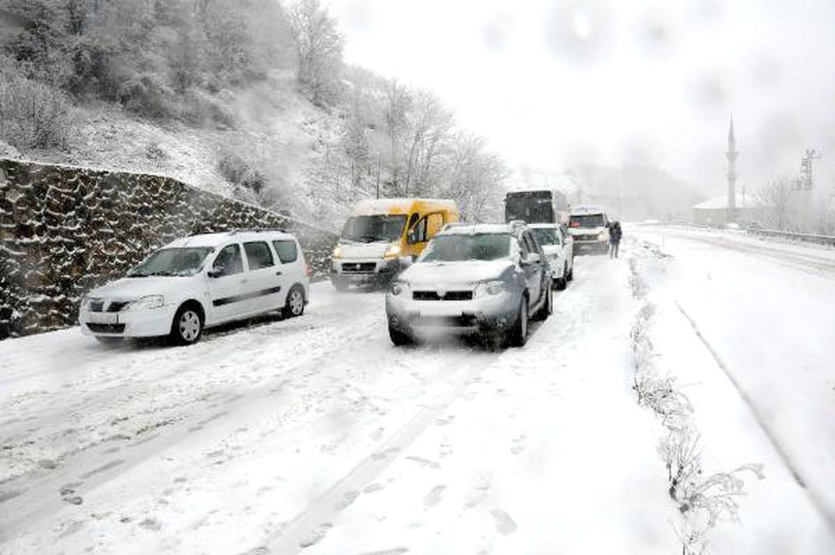 Zonguldak\'ta Kar 89 Köy Yolunu Ulaşıma Kapattı