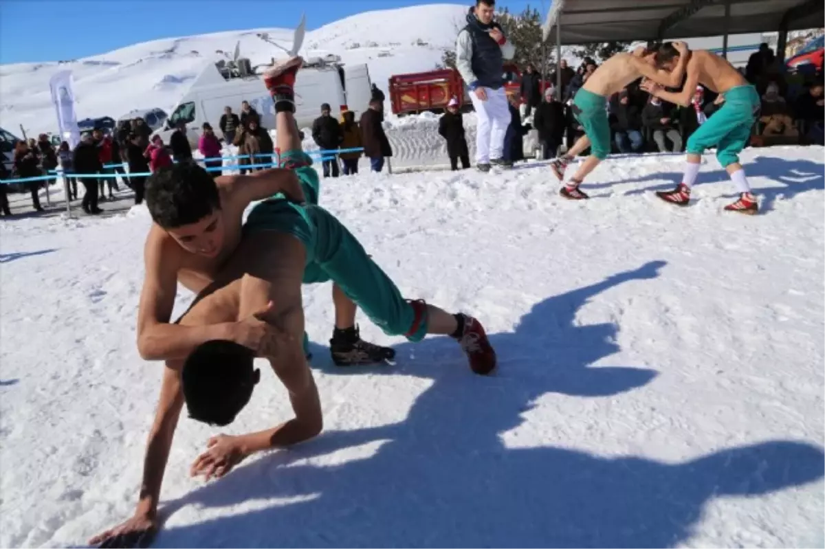 Ordu\'da Yayla Festivali! Soğuğa Aldırmadan Kar Üstünde Güreştiler