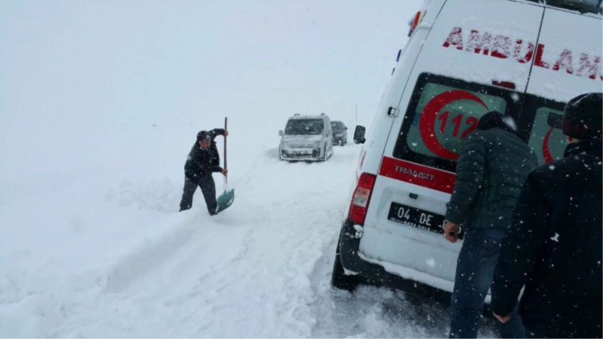 Ağrı\'da Kara Saplanan Ambulans 1 Saatte Kurtarıldı