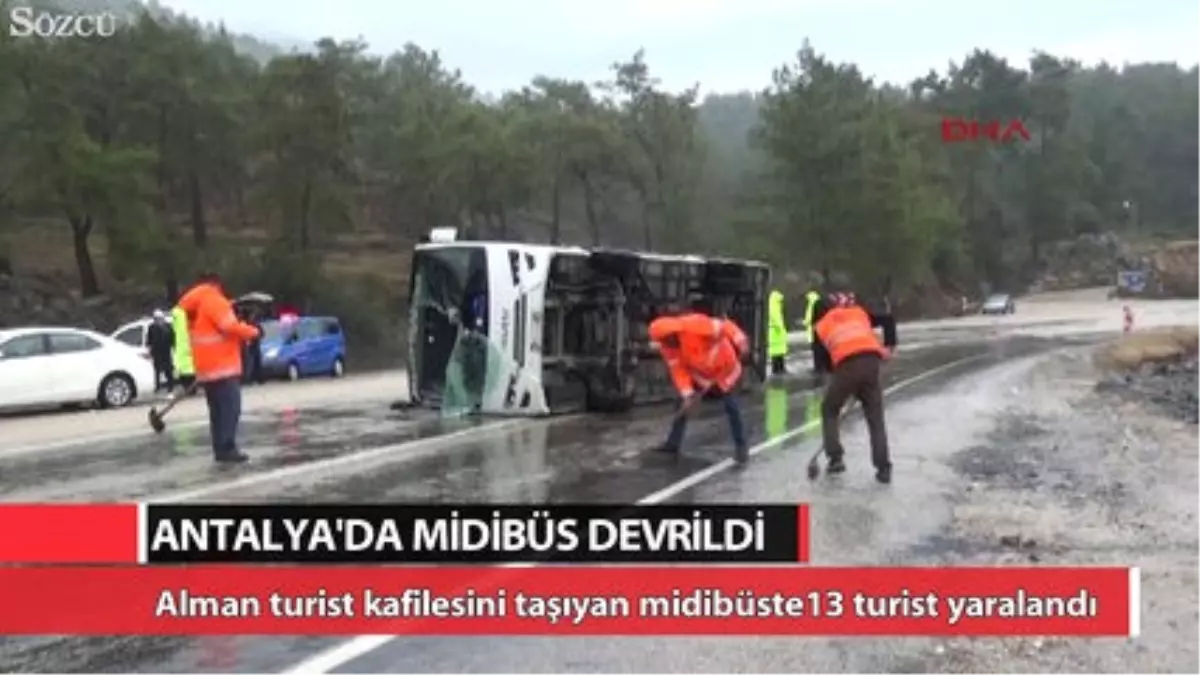 Antalya\'da Midibüs Devrildi