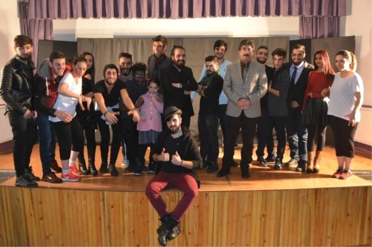 Ardahan Belediyesi Tiyatro Günleri Devam Ediyor