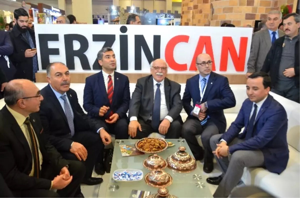 Bakan Avcı, Erzincan Standını Gezdi