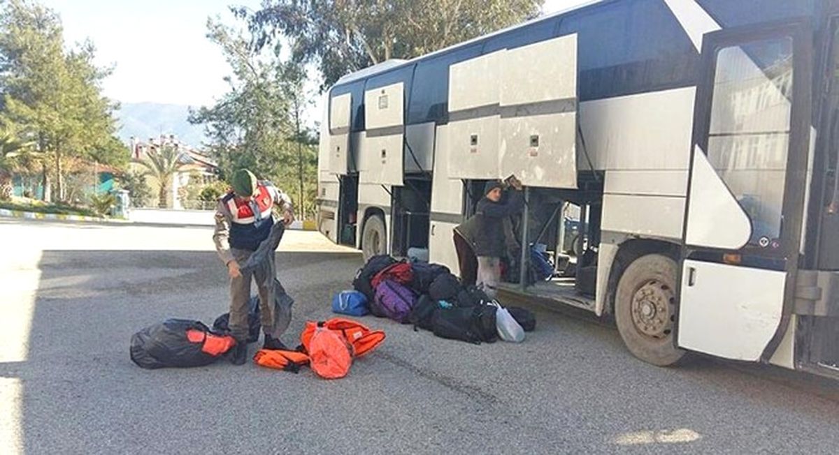 Demre\'de 19 Kaçak Göçmen ile 4 Organizatör Yakalandı