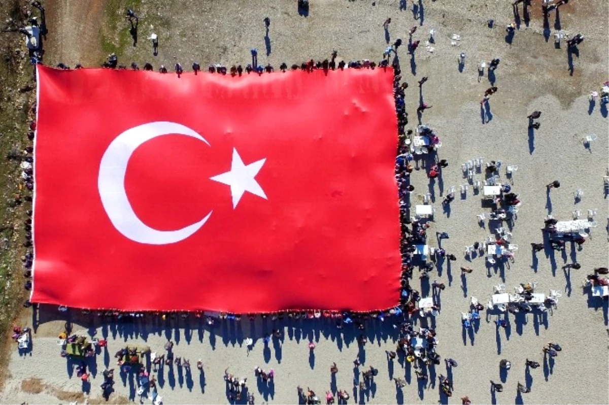 Doğa Yürüyüşünde Bin Metrekare \'Türk Bayrağı\' Açtılar