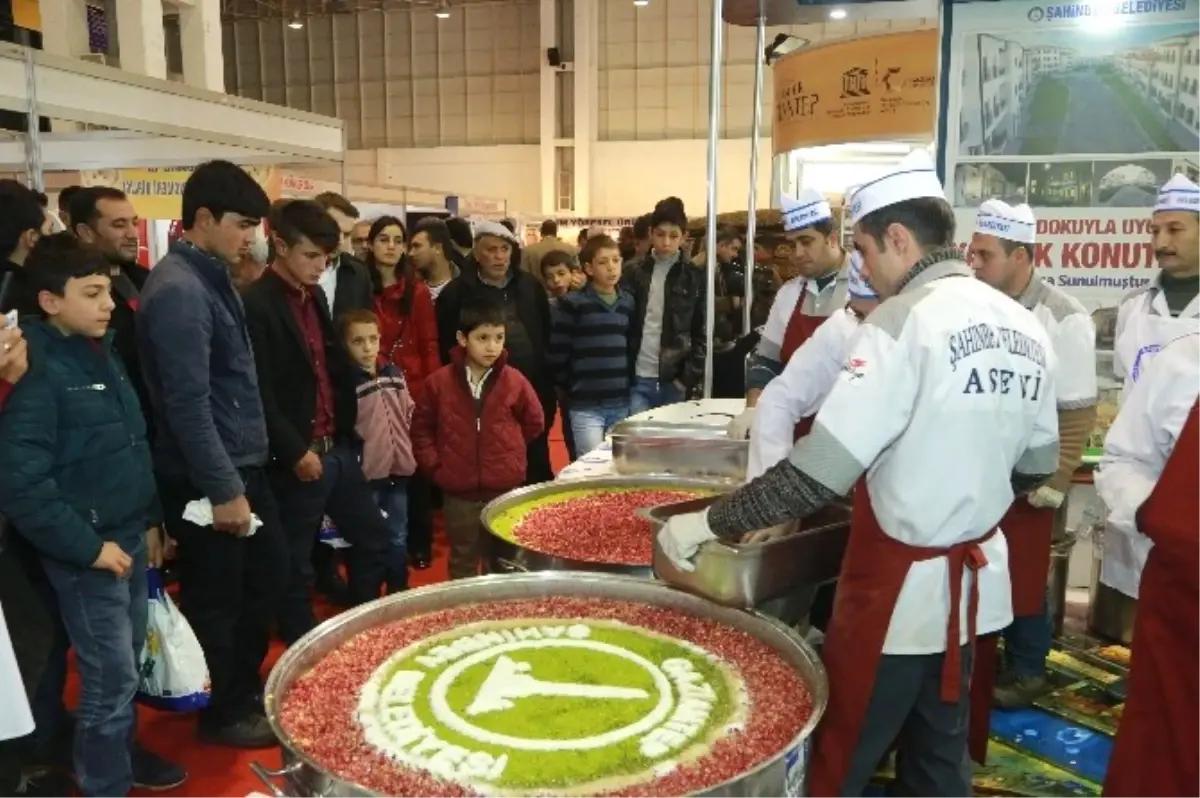 Fuardaki Belediye Standında Çiçek ve Aşure Dağıtıldı