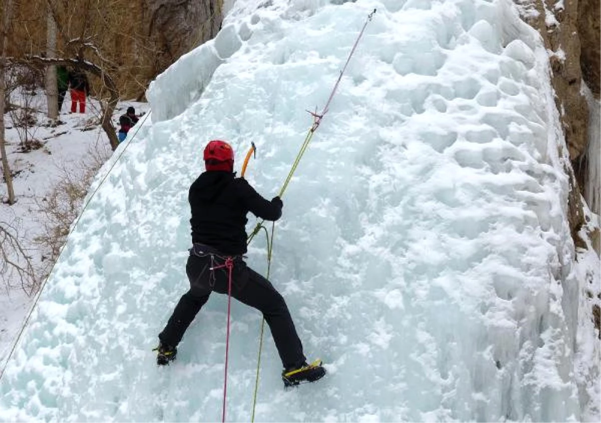 Genç Dağcılar, Buz Tutan Şelalelere Tırmandı