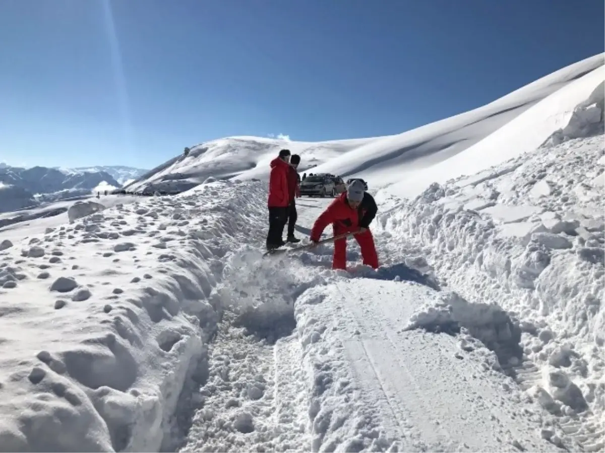 Hakkari\'de Kayak Merkezi Yoluna Çığ Düştü