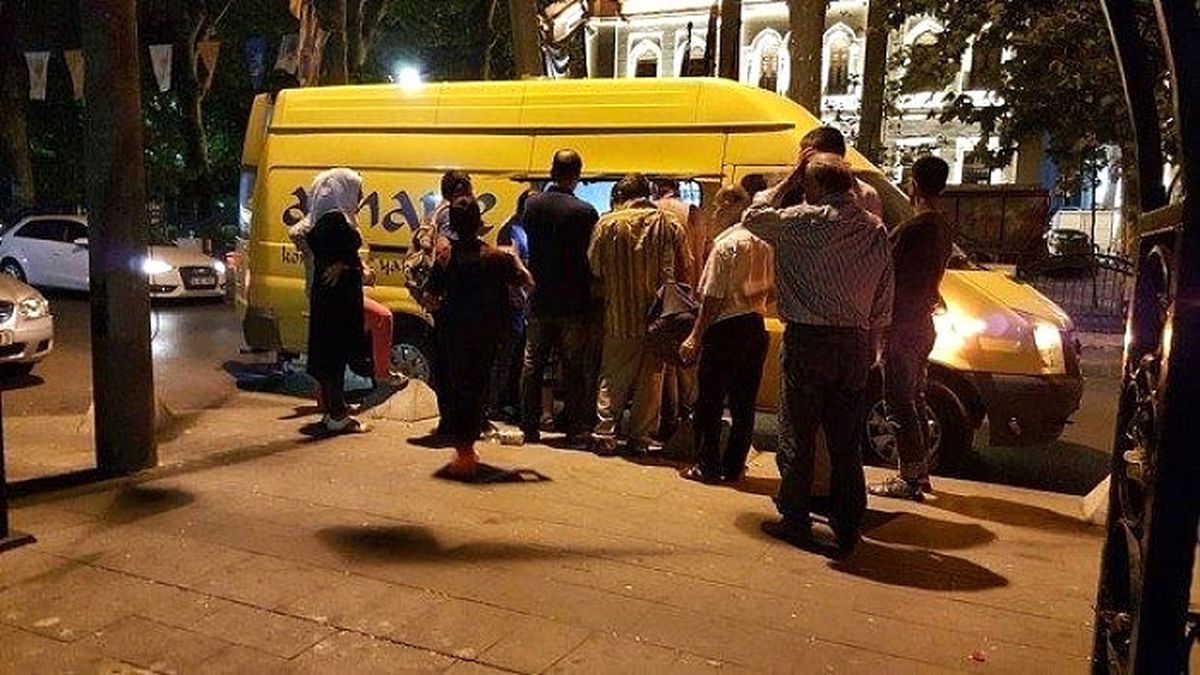 Her Akşam Sokak Sokak Çorba Dağıtıyorlar