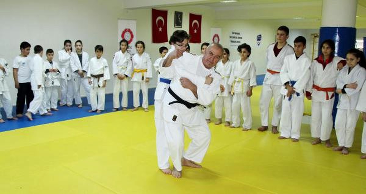 Judo Eğitmeni 46 Yıldır Sporcu Yetiştiriyor