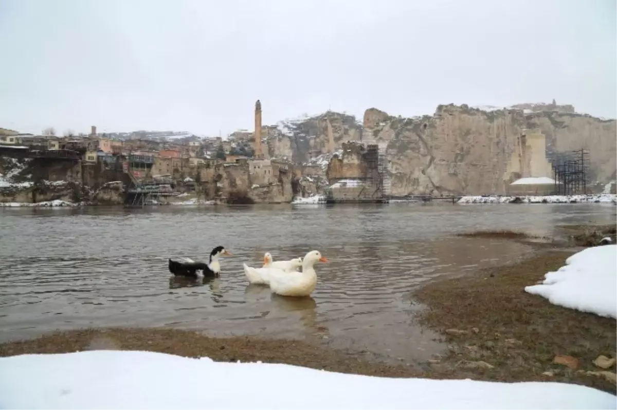 Kar, Tarihi Hasankeyf\'i Beyaza Bürüdü