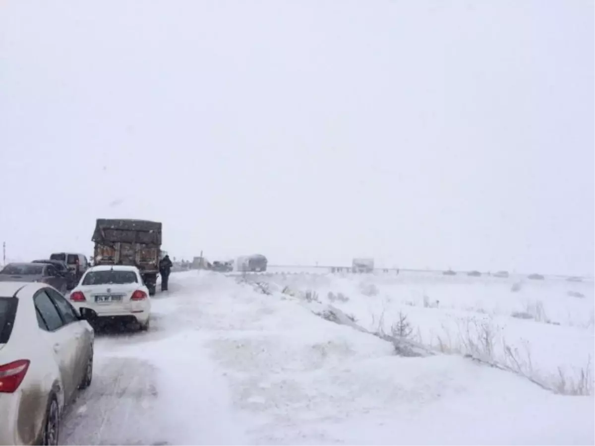 Kop Dağı\'nda Buzlanma Ulaşımda Aksaklıklara Yol Açıyor