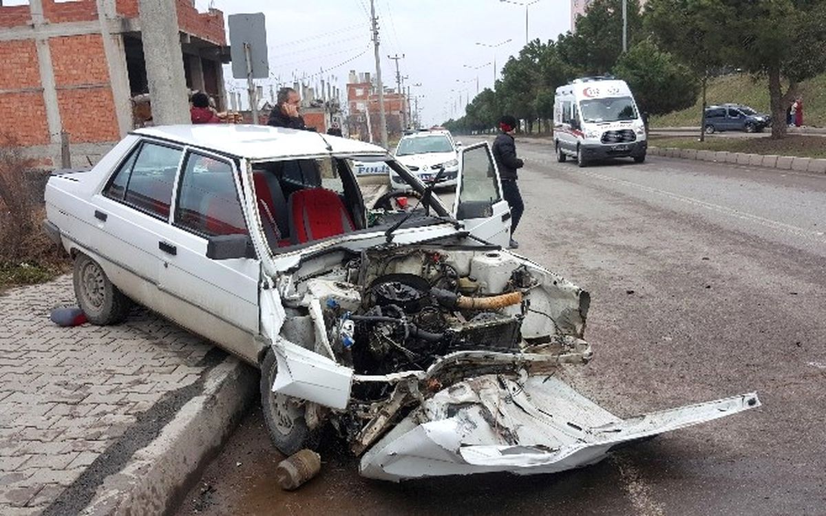 Otomobil Ağaca Çarptı: 1\'i Ağır 2 Yaralı