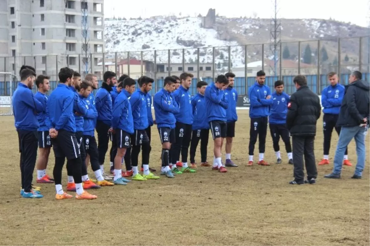 Profesyonel Takımdaki 8 Oyuncu Lisede Okuyor