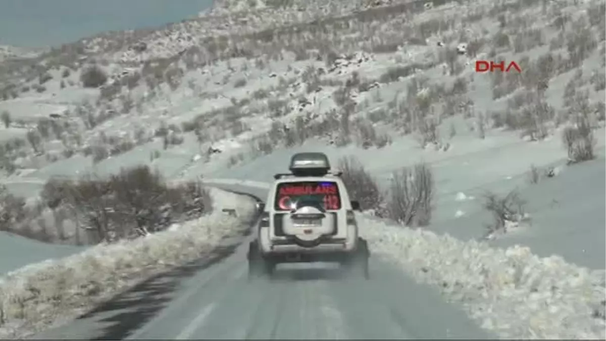 Şırnak\'ta Kar Yolları Kapattı, 2 Yaşındaki Çocuk Ekiplerin Çabası Ile Hastane Ulaştırıldı