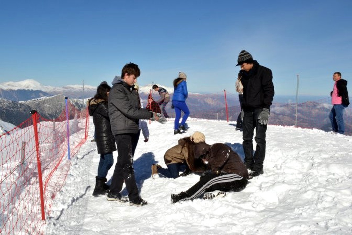 Tahtalı Dağı\'nda Turistlerin Kar Keyfi