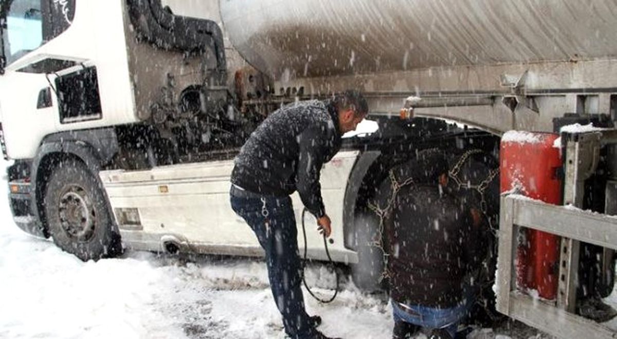 Tendürek Dağı Geçişi Kardan Kapandı Tır\'lar Mahsur Kaldı