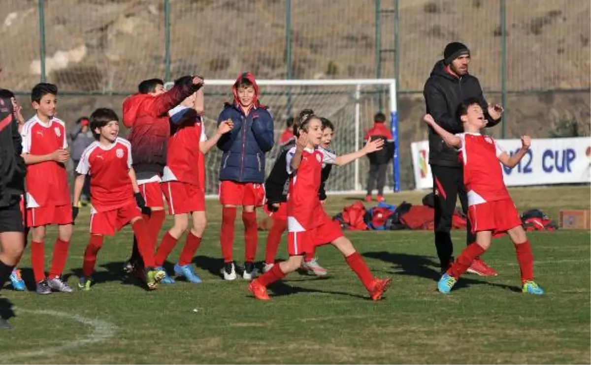 U12 İzmir Cup\'a 4 Bilet