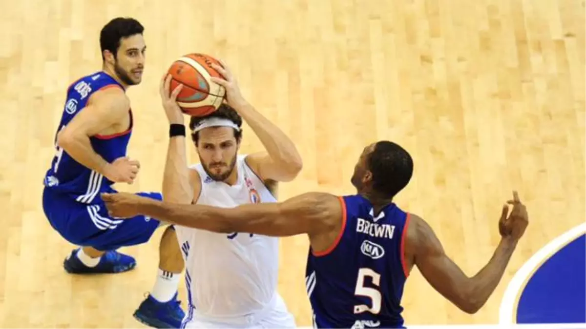 Anadolu Efes -İstanbul Büyükşehir Belediyespor: 106-67