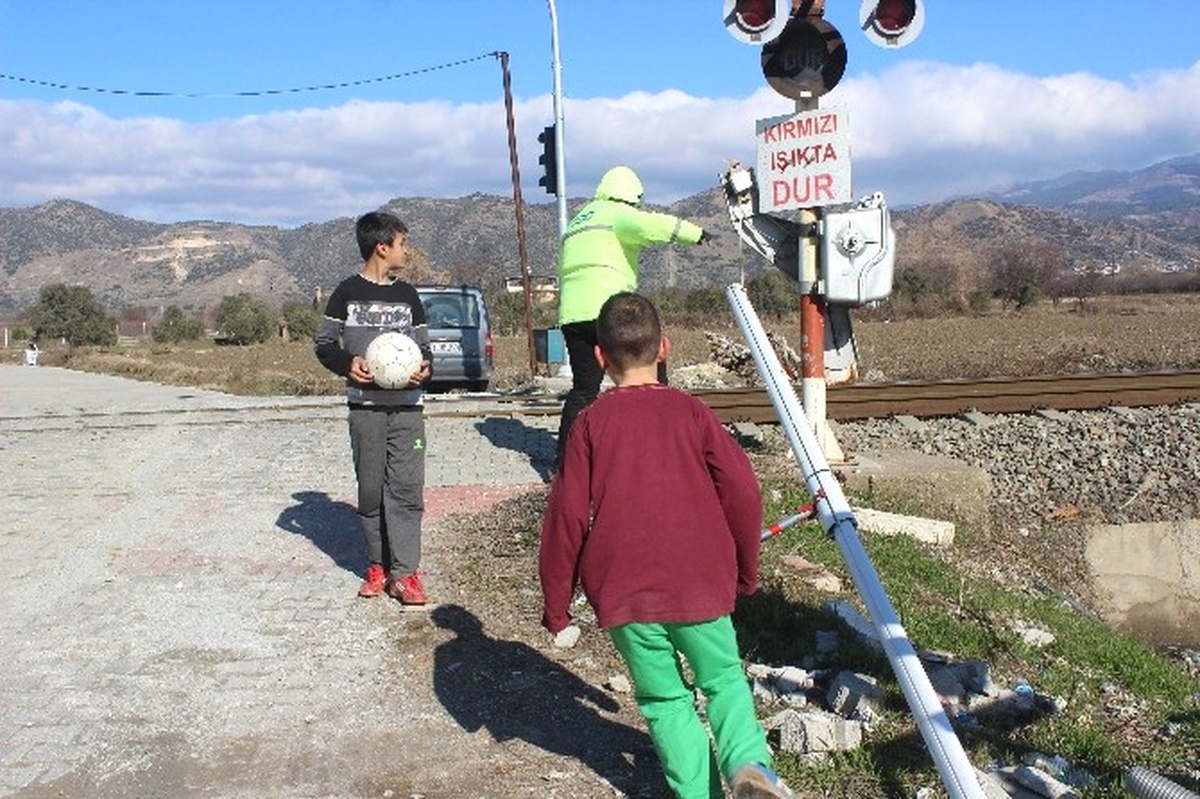 Bariyerler Fırtına ve Kamyonlara Dayanamıyor
