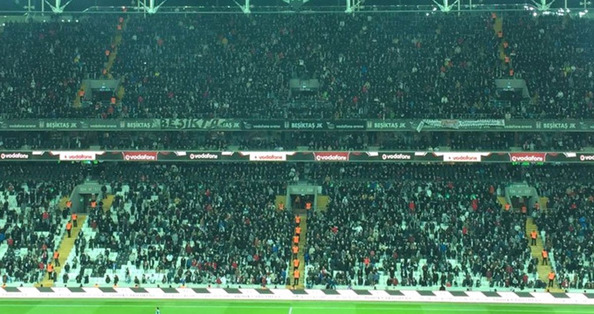 Beşiktaşlı Taraftarlar 'Beşiktaş'ın Çocuğu Aziz Yıldırım' Tezahüratı Yaptı