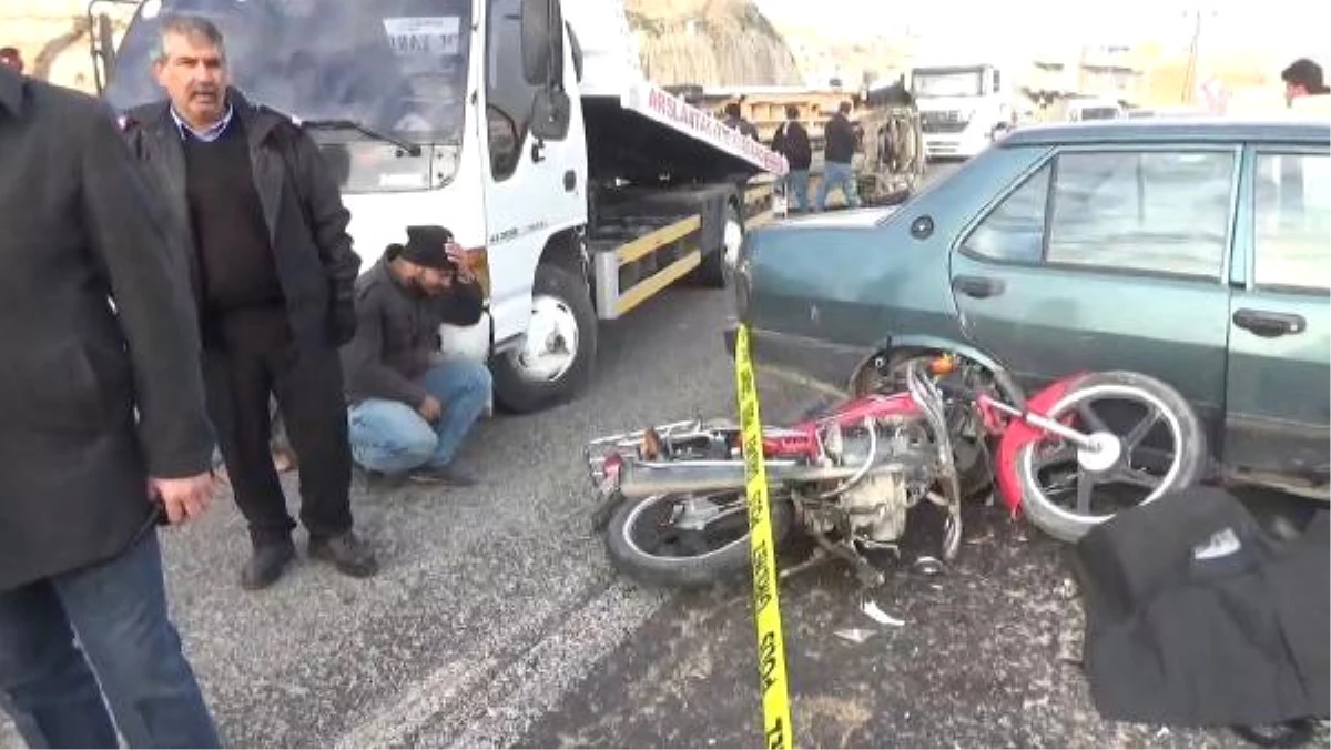 Otomobile Çarpan Motosikletli Öldü