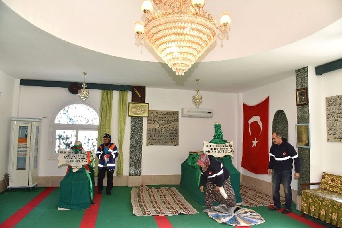 Büyükşehir Türbeleri de Temizliyor
