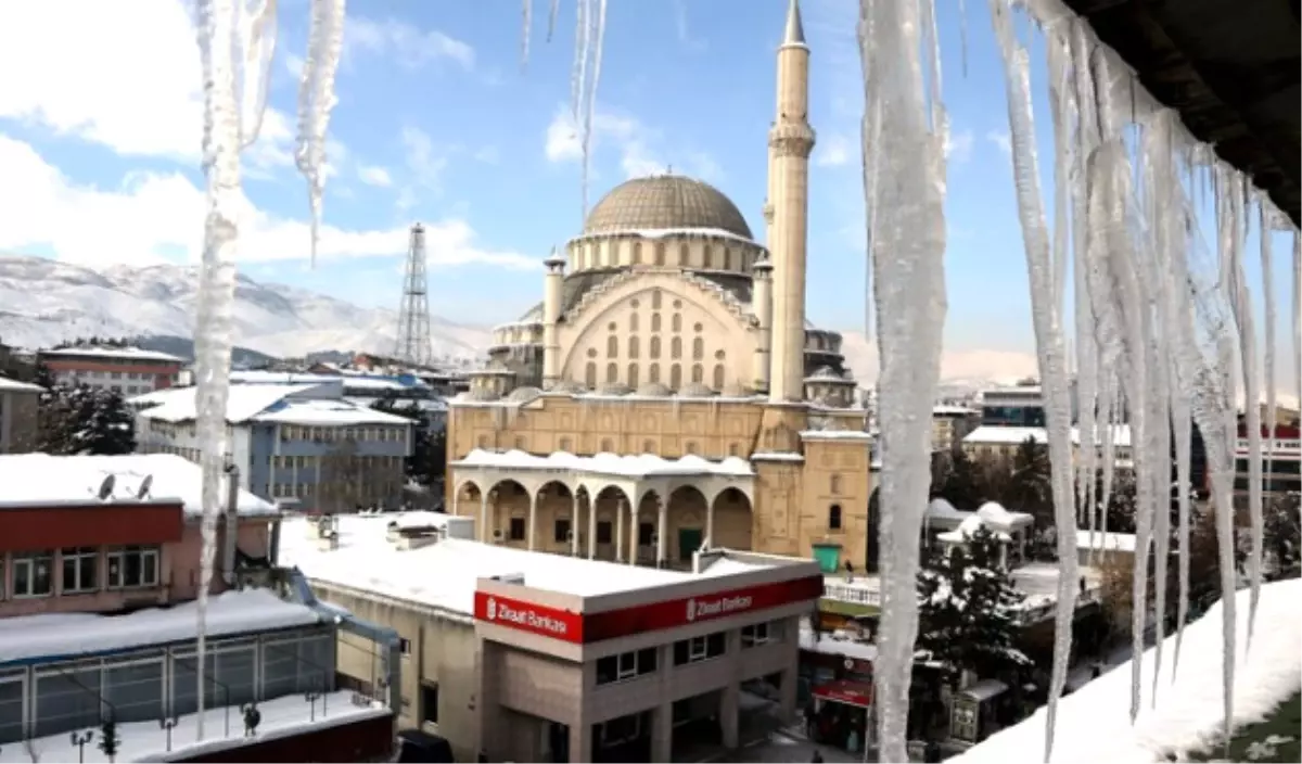 Buz Sarkıtları 3 Metreye Ulaştı